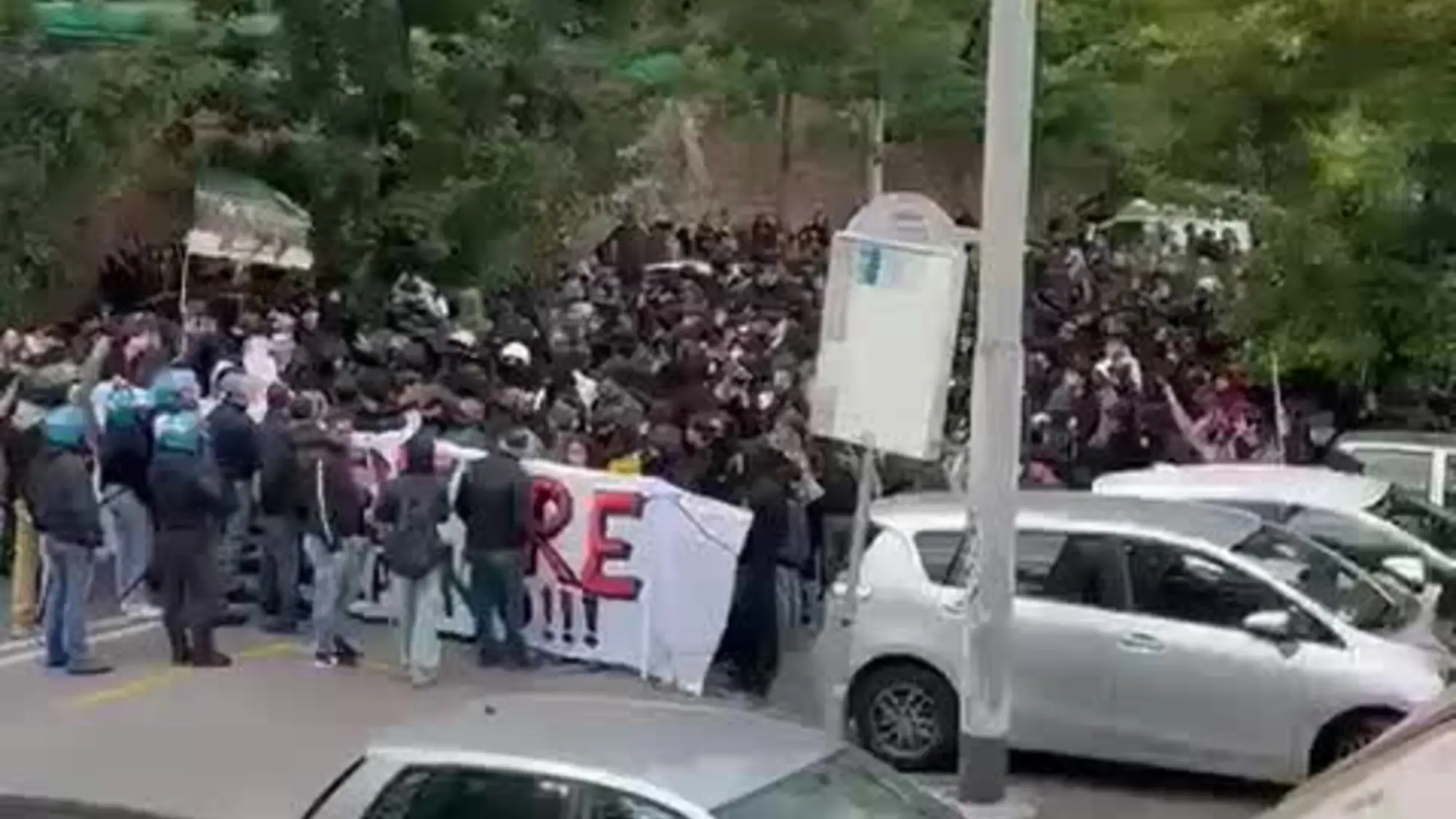 Roma, scontri con la polizia: "Siamo le tenebre che vi cancelleranno"