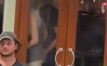 Venezia, sesso in vaporetto e imbarazzo tra i presenti: il video virale sui social