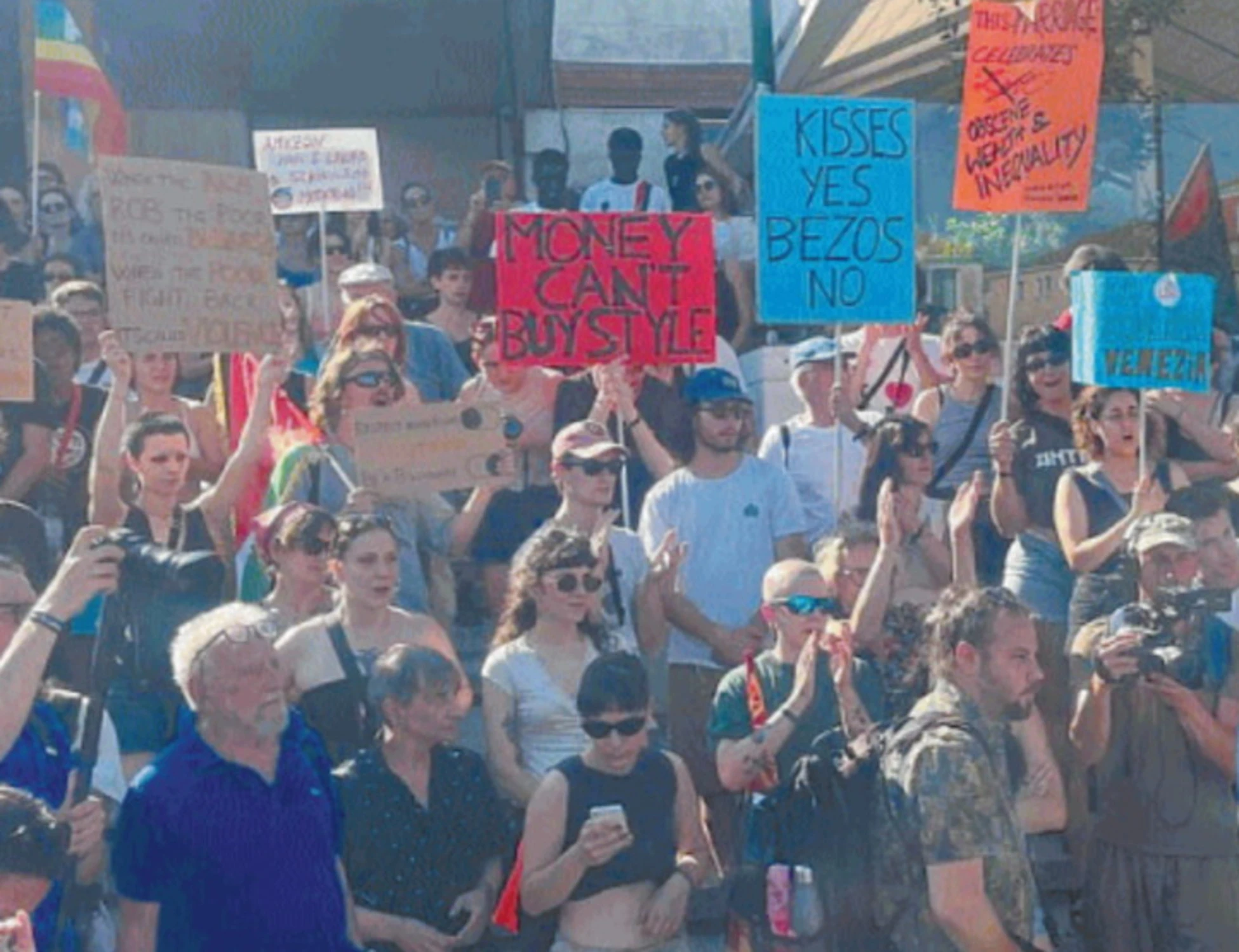 Venezia, i No Bezos? Bandiere della Palestina e insulti al governo