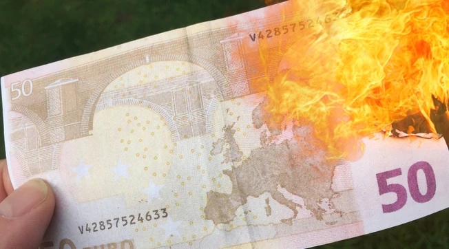 Euro, addio: esplode la rivolta in Germania, ecco la nuova moneta contro Bruxelles e acquisti online