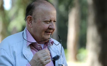 Massimo Boldi cade e sbatte la testa sul marciapiede: ricoverato 