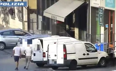 Bolzano, ruba cellulare a un turista e lo morde per fuggire: nordafricano in manette