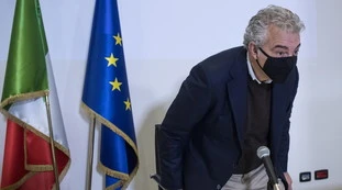 Domenico Arcuri, lo sfogo nel retroscena di Minzolini: "Faccio pure schifo, ma non c'entro niente". Un attacco a Roberto Speranza