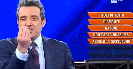 L'Eredità, il video che scatena i complottisti: Flavio Insinna e il campione Diego, un gesto molto sospetto