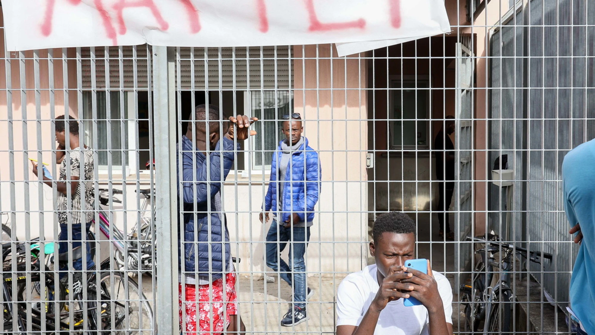 Migrante ospite del Cas ma ha un lavoro: il Viminale gli chiede il rimborso di 20mila euro? L'ultimo smacco dei giudici