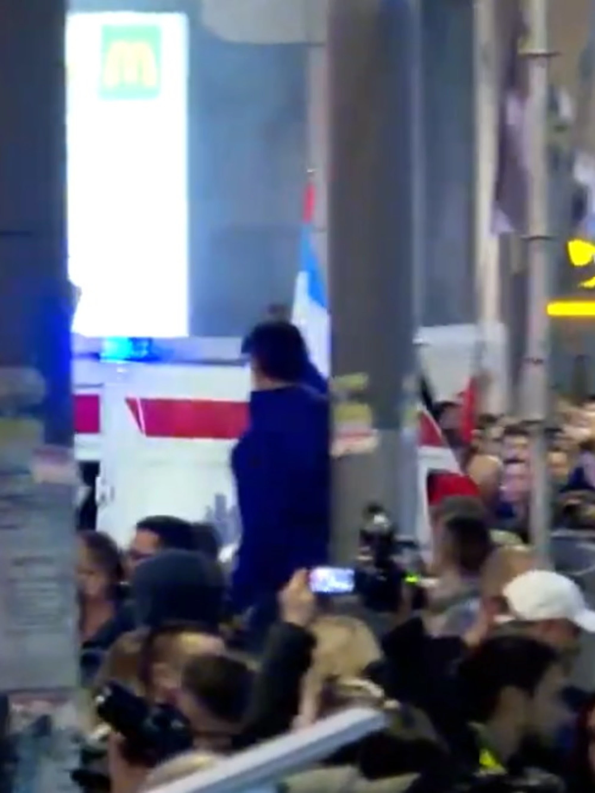 Serbia, aperto il fuoco con un cannone sonico contro i manifestanti? 3mila feriti, immagini forti