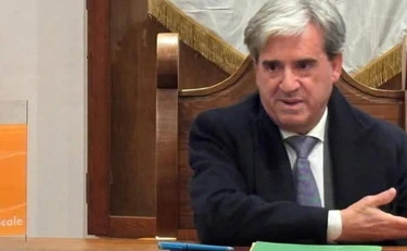 Castiglione del Genovesi, sindaco massacrato in strada: dito amputato, è grave