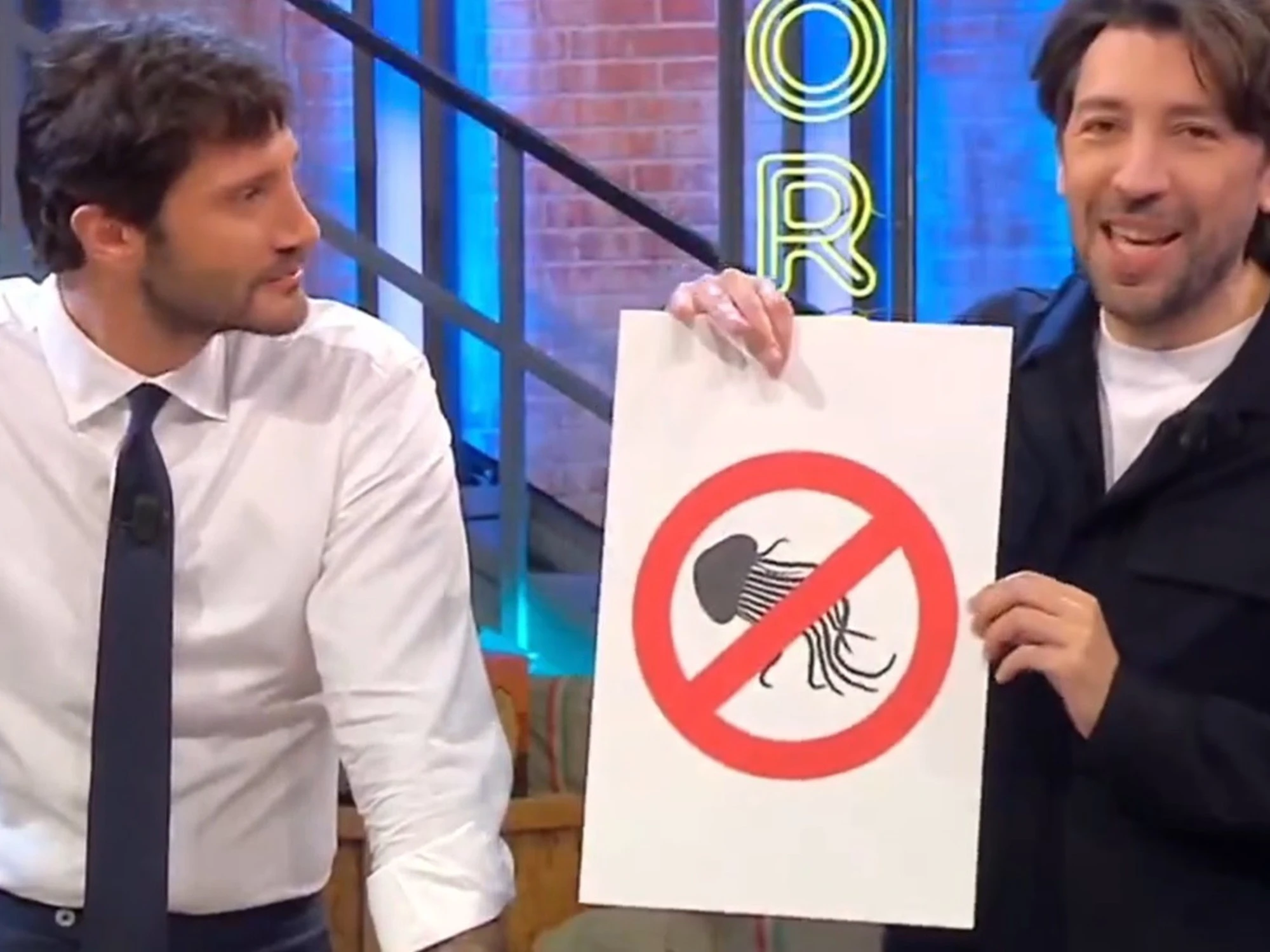 Affari Tuoi, "divieto per meduse"? De Martino stronca Herbert Ballerina: "Voi capite..."