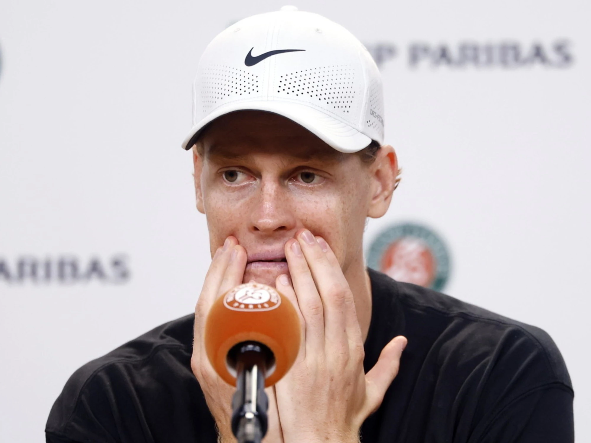 Jannik Sinner ha un grosso problema al ginocchio: indiscrezioni molto pesanti
