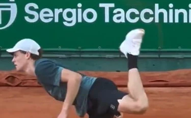 Sinner show a Montecarlo: vince nel doppio e colpo di tacco