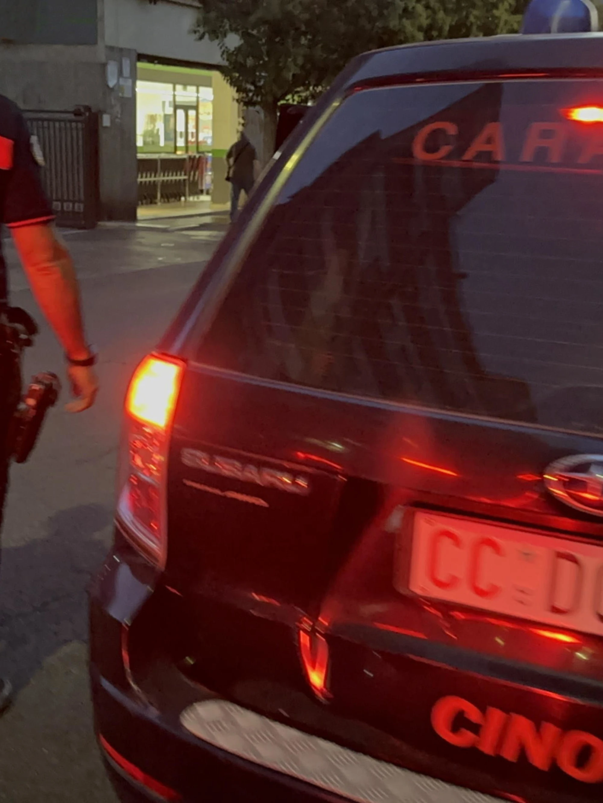 Ravenna, 39enne domenicana lancia sassi contro le auto, poi l'aggressione ai carabinieri