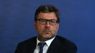 Giancarlo Giorgetti, il sovranista delle materie prime: "Vietato vendere all'estero", la legge salva-italiani