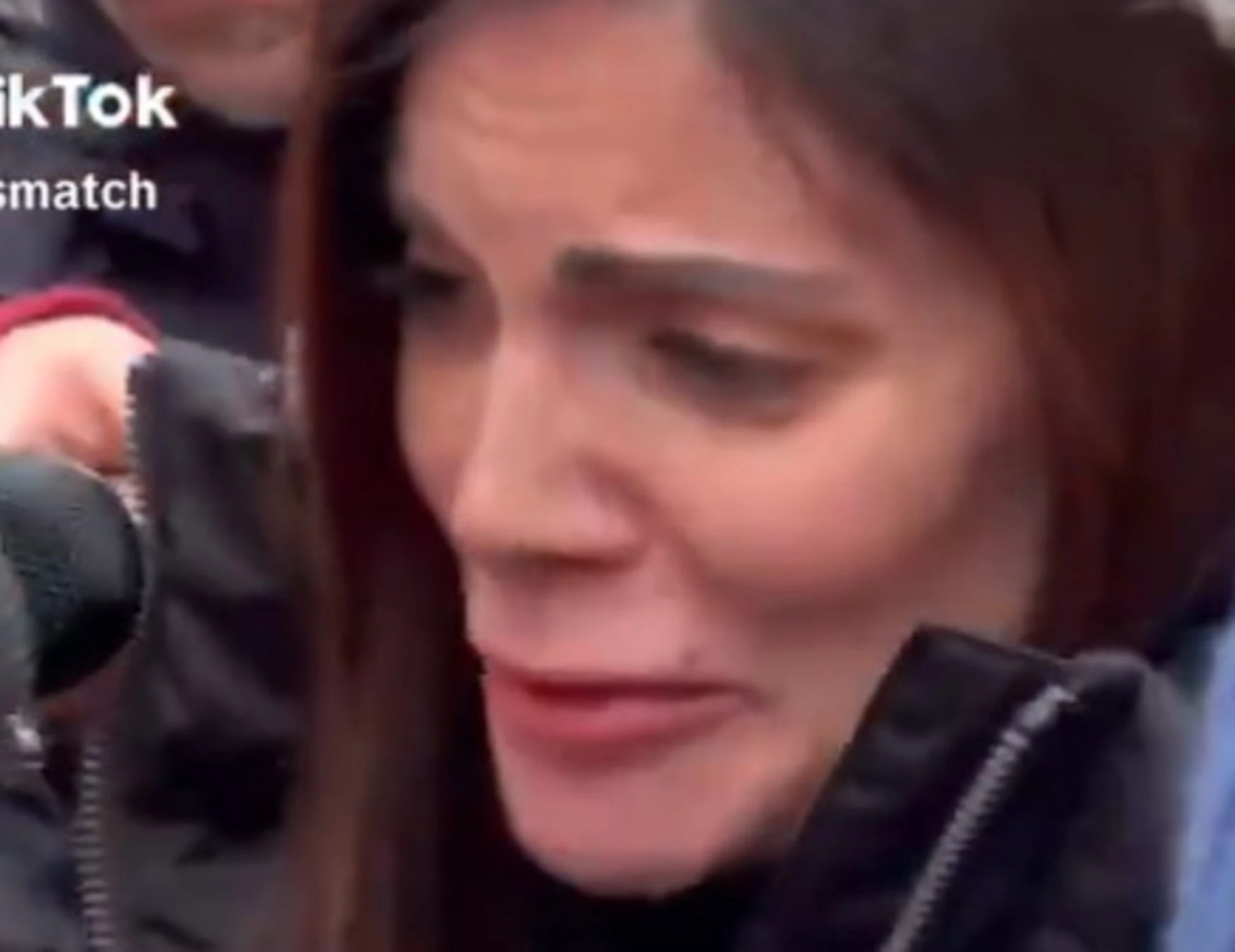 Crans-Montana, Jessica Moretti collassa sul banco degli imputati