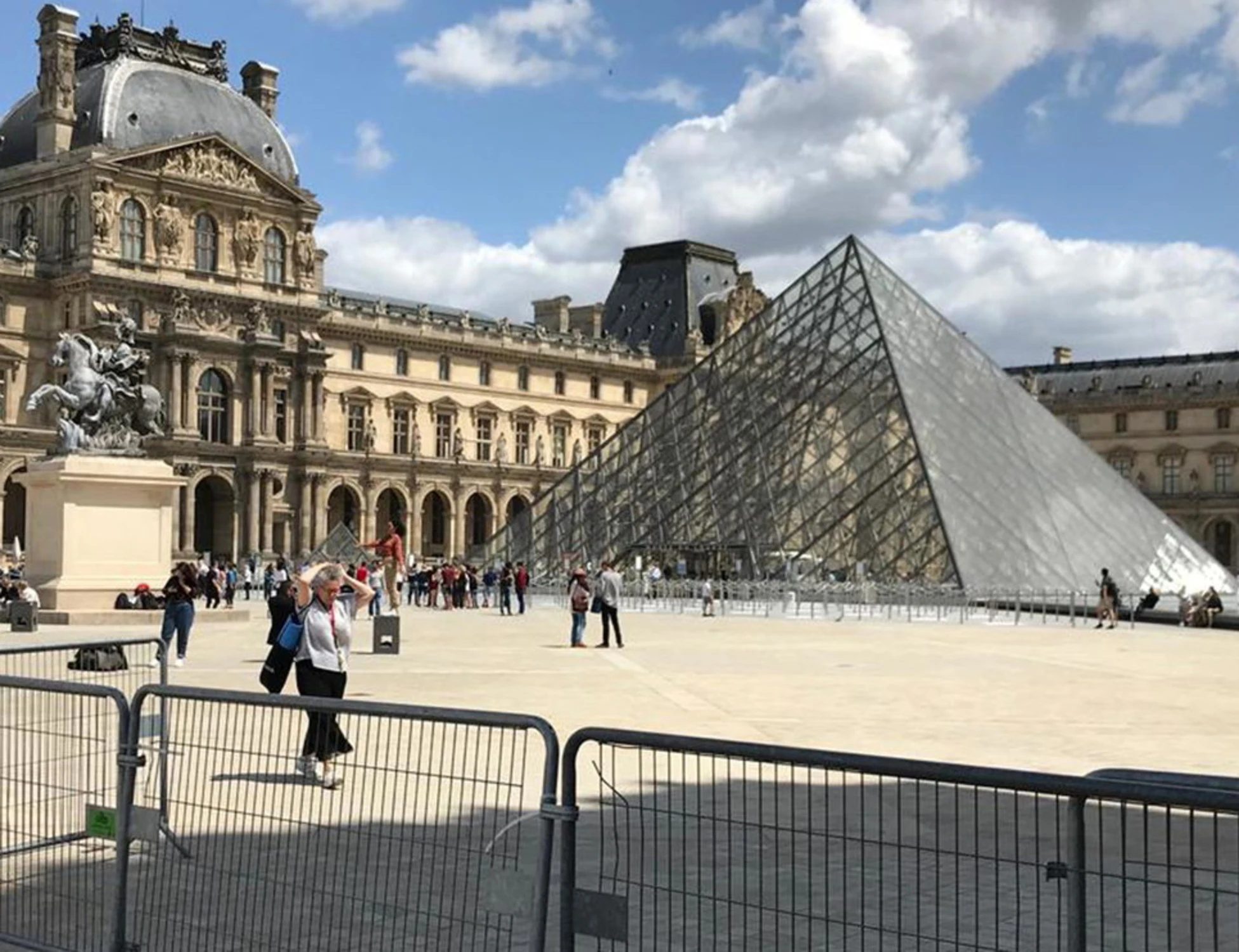 Furto al Louvre, psicodramma nazionale: "Che umiliazione"