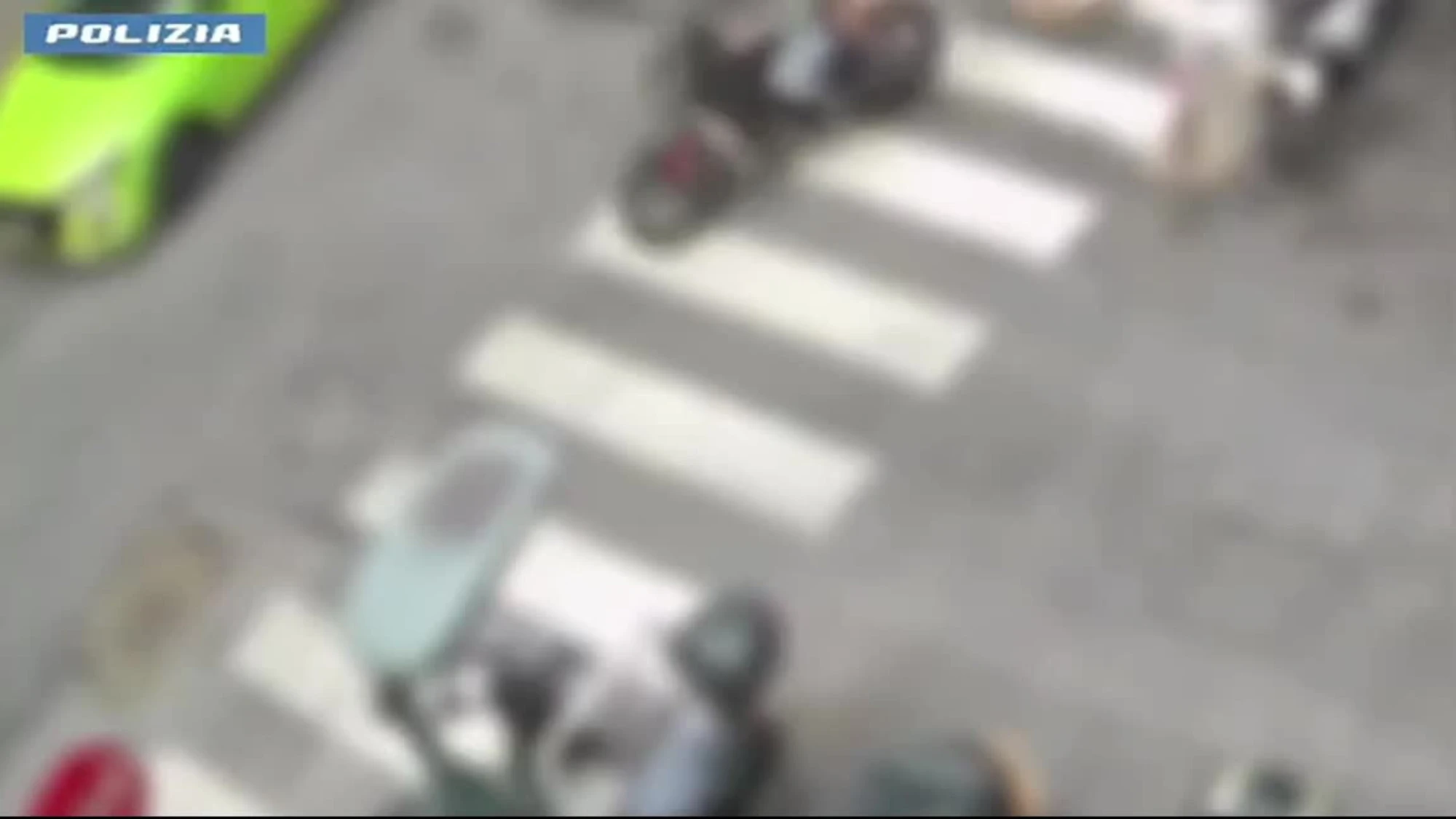 Roma, orrore puro: scippatori in moto trascinano anziana sull'asfalto