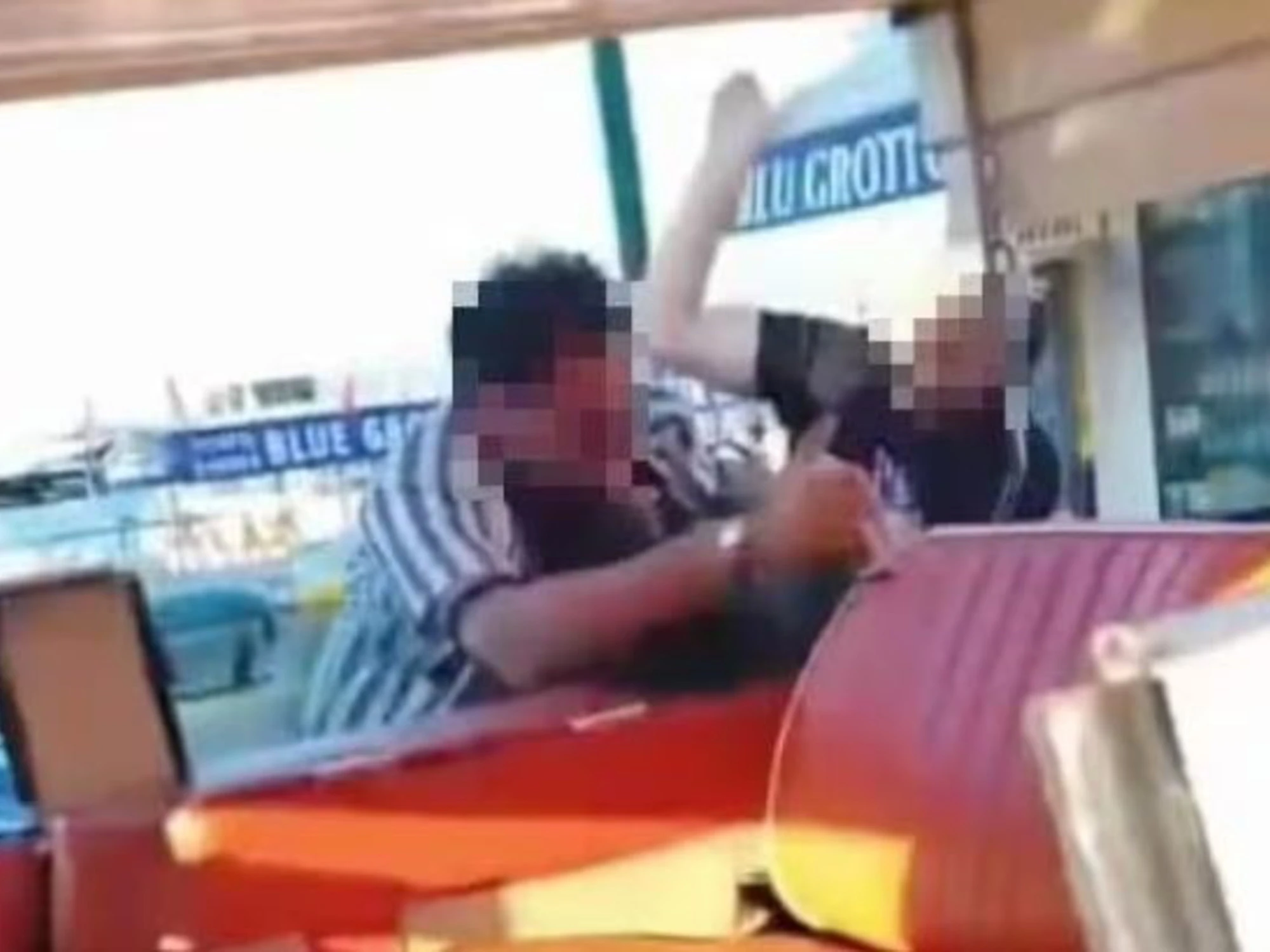 Capri, rissa al porto: sputi, calci, pugni e insulti. Il video fa il giro del mondo