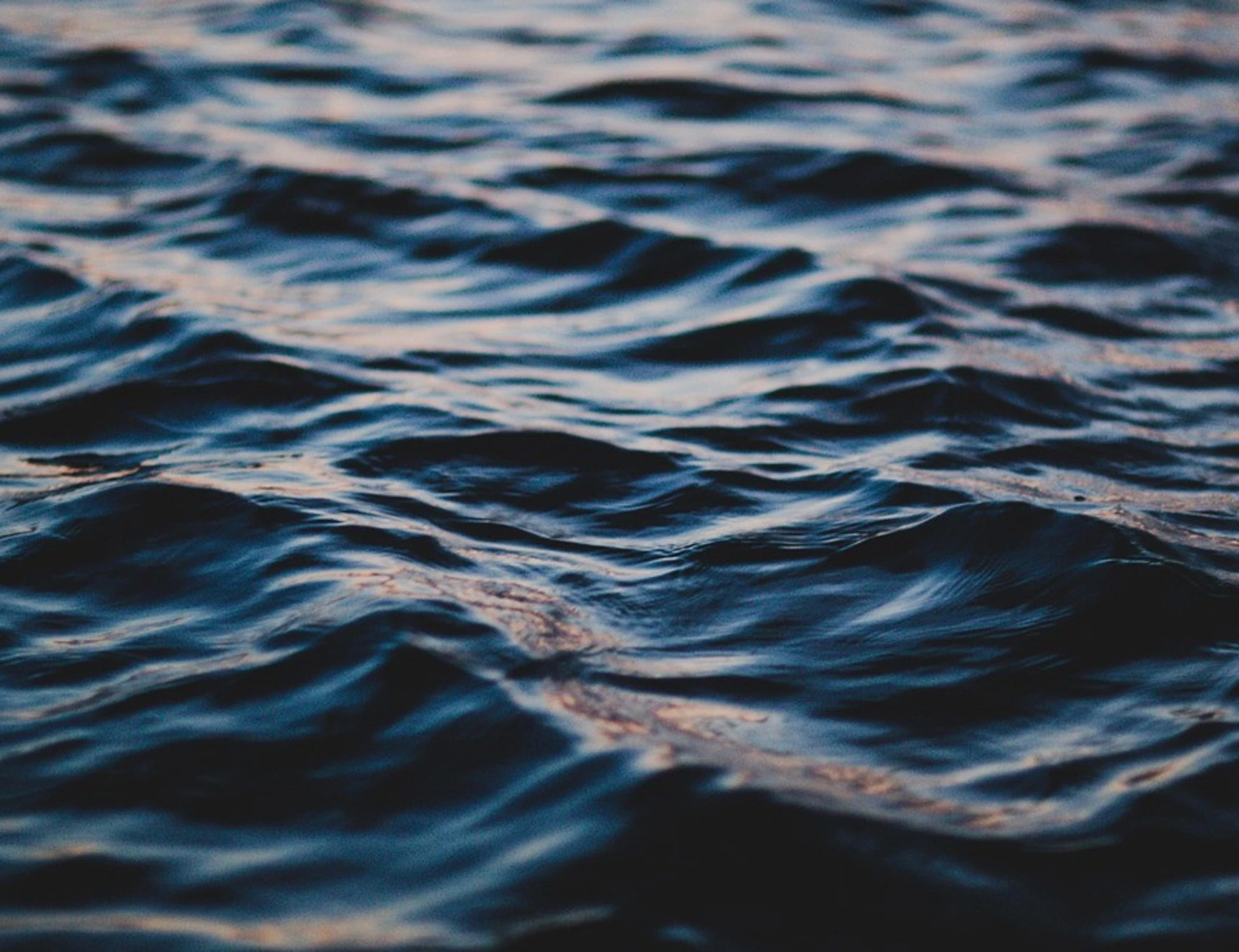 Fermo, si ribalta con il materassino a mare: muore annegato a 15 anni