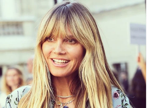 Incidente sexy per Heidi Klum. La gonna si spacca sul lato b: resta in perizoma. Il video da censura