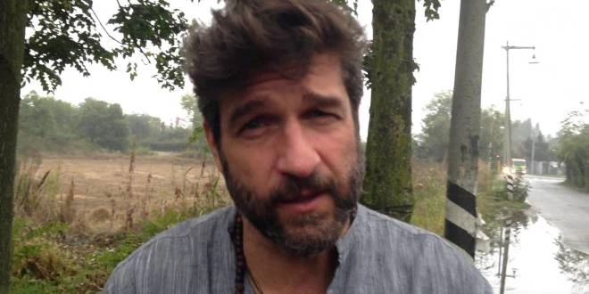 Striscia la notizia, Edoardo Stoppa aggredito con un coltello a Battipaglia: seguiva il killer dei gatti