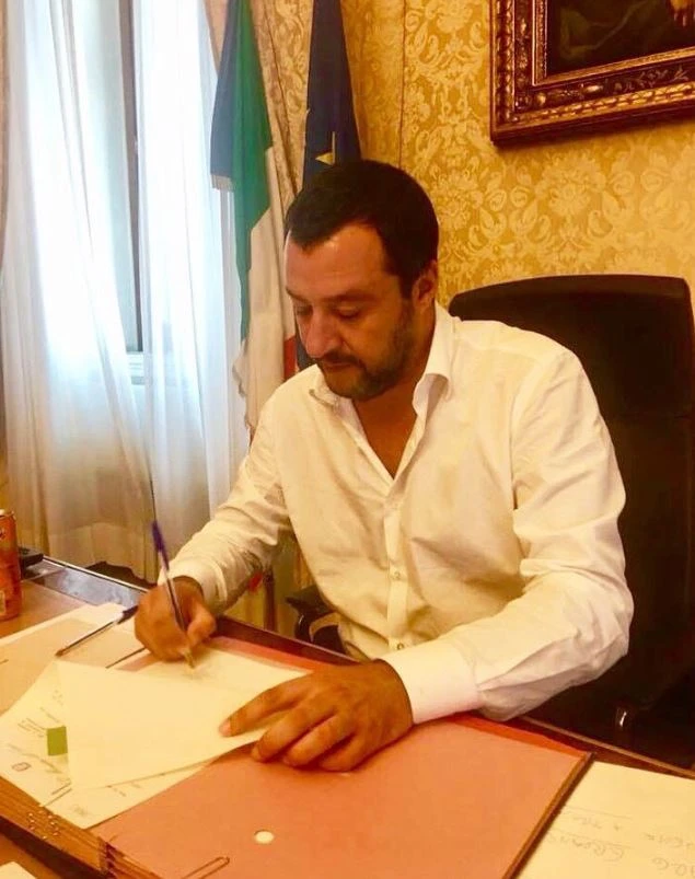 Matteo Salvini espelle l'imam che ha aggredito Daniela Santanché: "A casa"