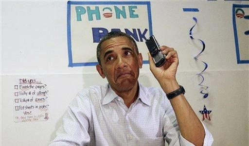 La gaffe di Obama: gli danno un iPhone e lui non lo sa usre: "Ho il Blackberry..."