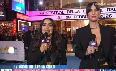 Sanremo 2026, Manola Moslehi: "Che belli i poliziotti". E viene insultata