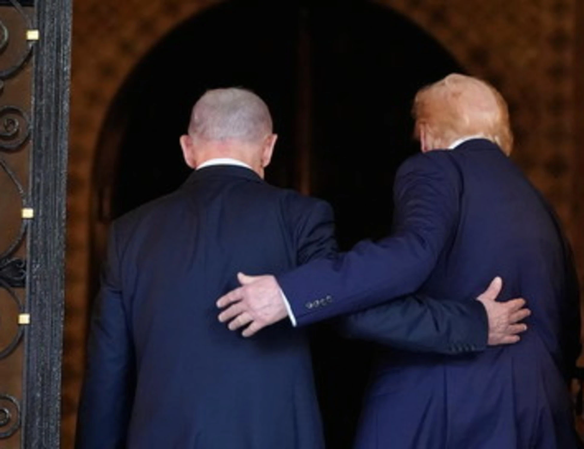 Iran, la giornata di guerra. Netanyahu chiama Trump, "in ogni circostanza": doccia gelata