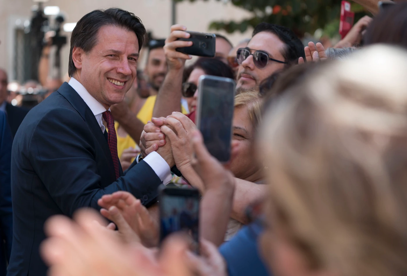 Giuseppe Conte spavaldo: acquisti senza freni per "le esigenze" del premier. Il bis vicinissimo?