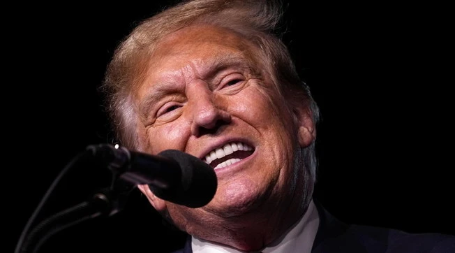 Joe Biden come un cane: il brutale affondo di Donald Trump in una foto