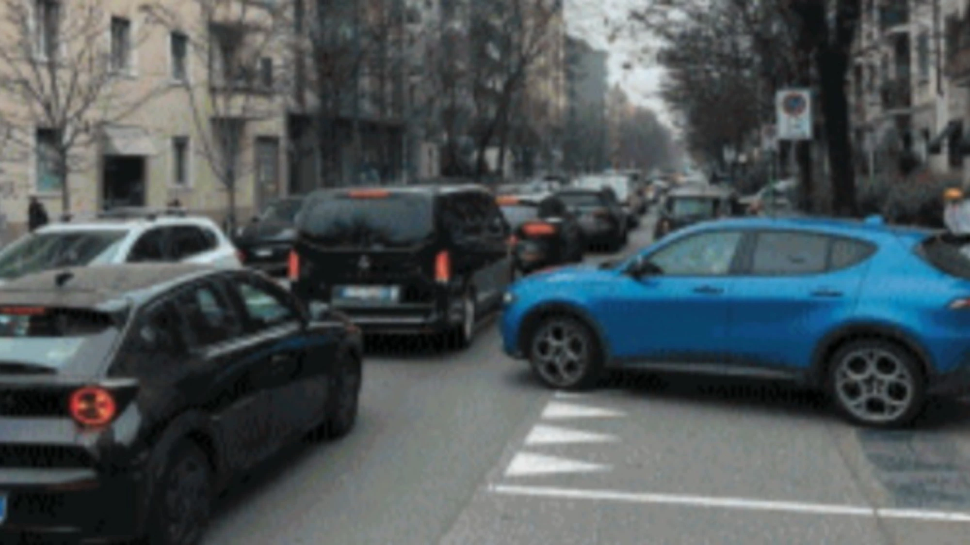 Milano, la folle piazza tattica fa esplodere il traffico già alla prima chiusura