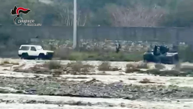 Auto si ribalta in un torrente nel Reggino, tratte in salvo due persone