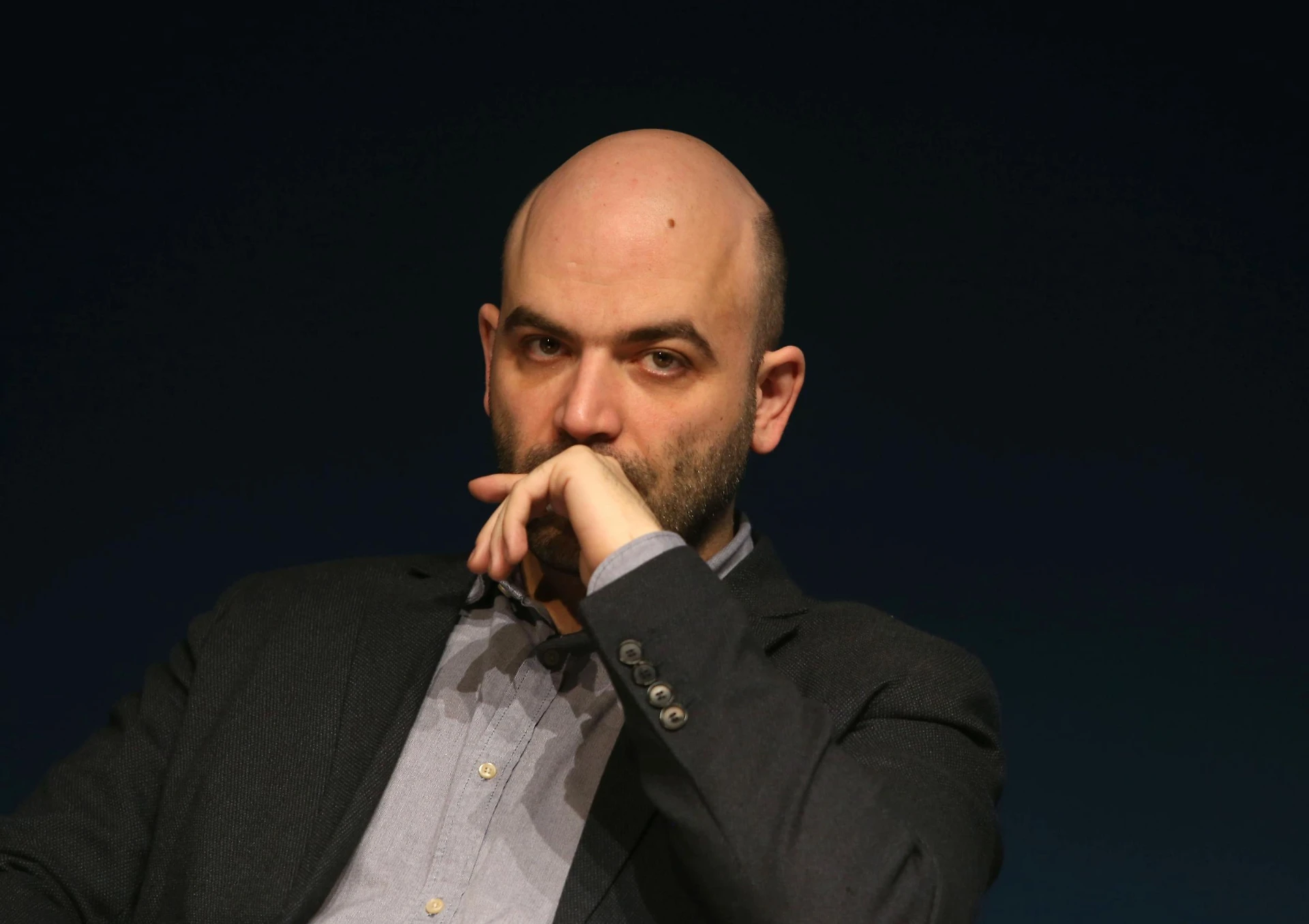 Emmanuel Macron invita all'Eliseo Roberto Saviano: il piano osceno contro Matteo Salvini