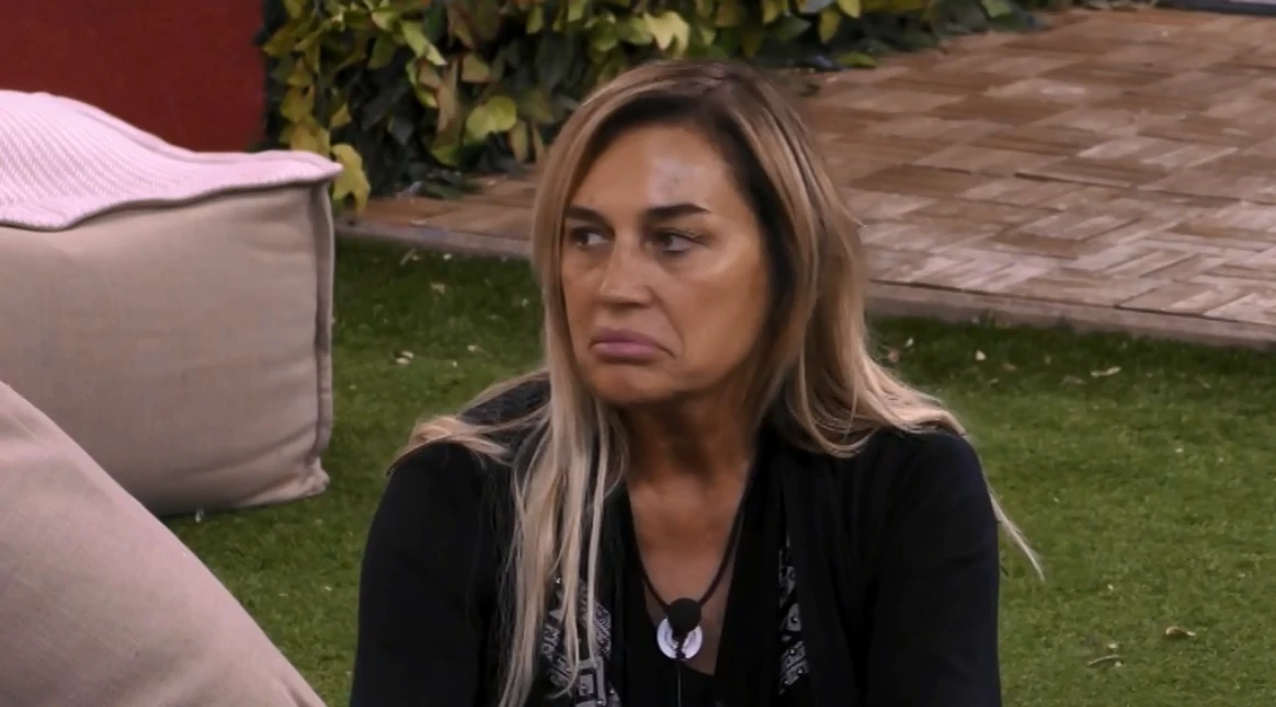 Grande Fratello Vip, confessione sessuale di Lory Del Santo: "La prima volta è stata...". Sconcerto nella casa