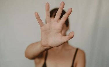 Pistoia, rifiuta un approccio sessuale: lui la tortura e tenta di annegarla nel fiume, chi è finito in carcere