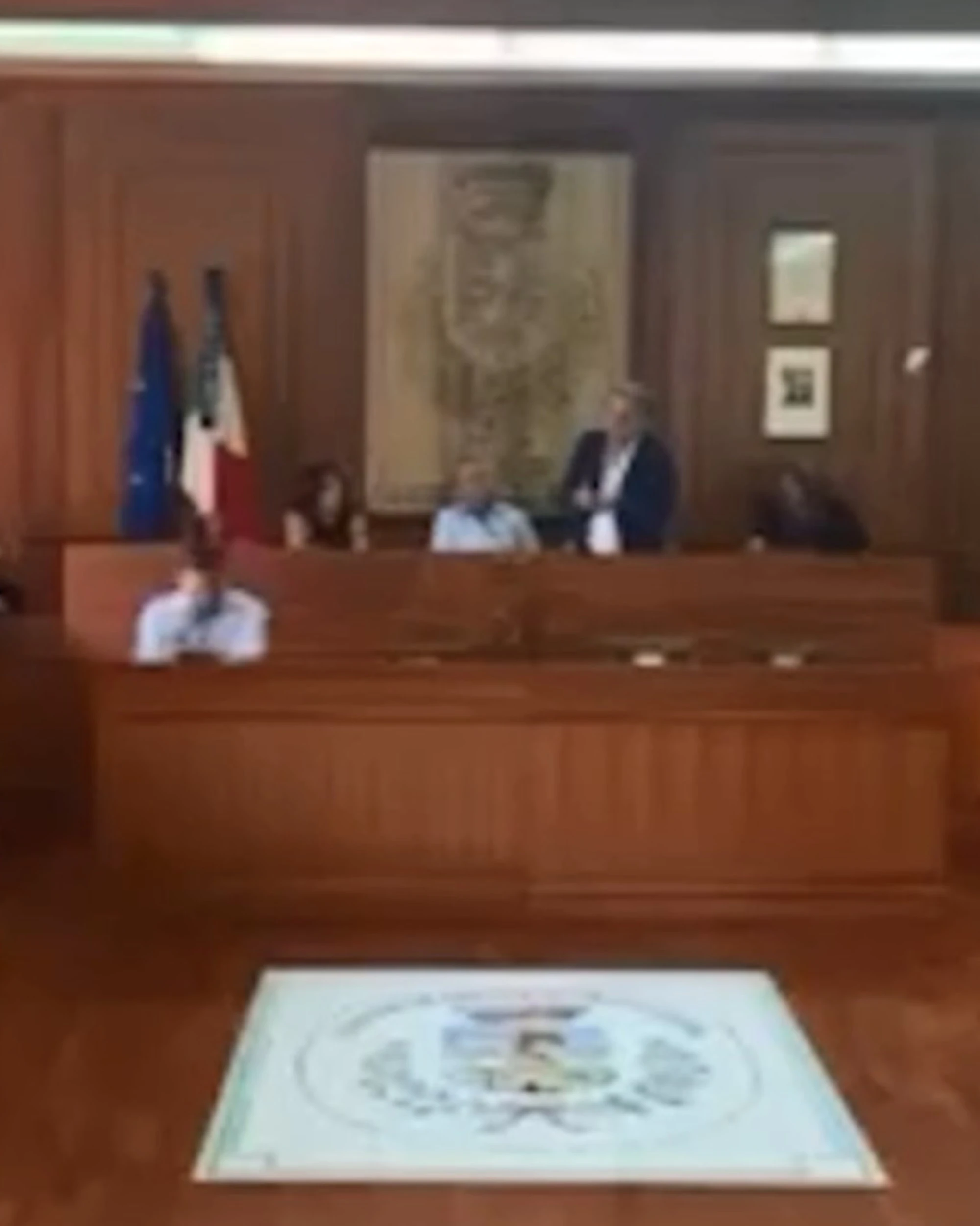 Giffoni, il sindaco contro l'opposizione: "Succhiare i Chupa Chups"