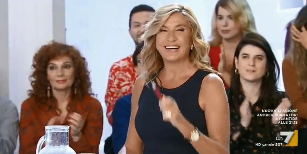 Myrta Merlino a L'aria che tira: "Come si sconfigge l'evasione a Napoli". Sicuri che sia uno scherzo?