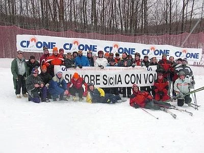 'Il Signore scia con voi', cinquanta preti scendono in pista sul Monte Cimone