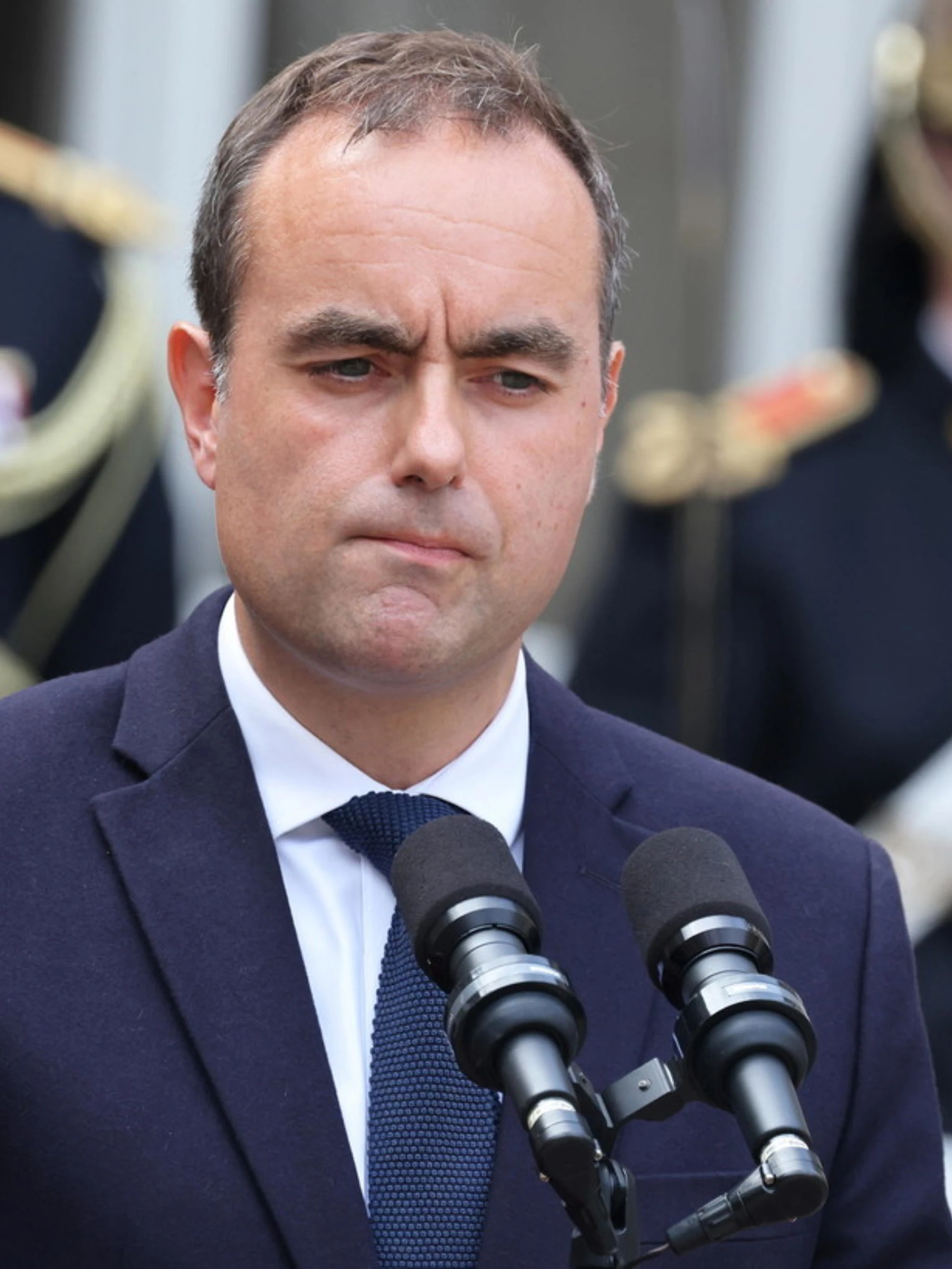 Francia declassata. E Lecornu va a sinistra