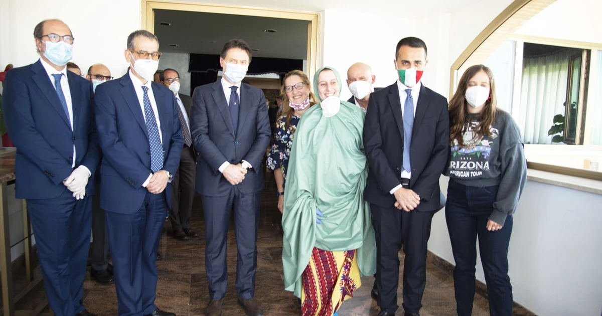 Silvia Romano, il dettaglio nella foto della liberazione che mostra lo "zampino" di Rocco Casalino