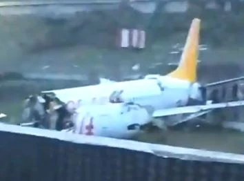 Turchia, aereo va fuori pista a Istanbul: fusoliera spezzata in tre. Tutti salvi i passeggeri