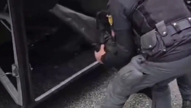 Controlli in vista di Roma-Stoccarda, trovate aste e bottiglie di vetro sui bus