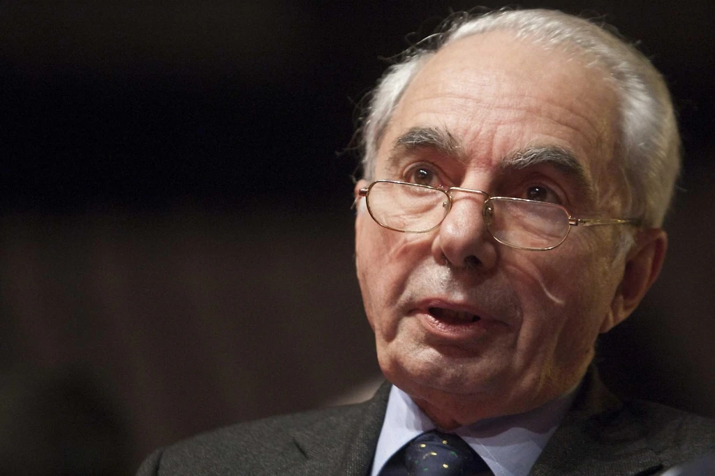 Giuliano Amato si sospende la pensione: così salva quella degli altri giudici