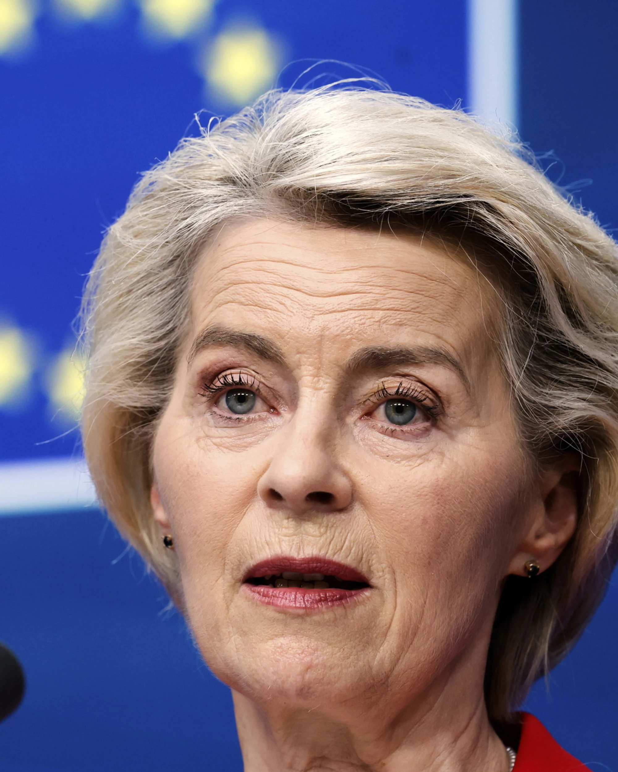 Medvedev-choc contro Von der Leyen: "Vecchia pazza da impiccare ai pinnoni delle bandiere Ue"