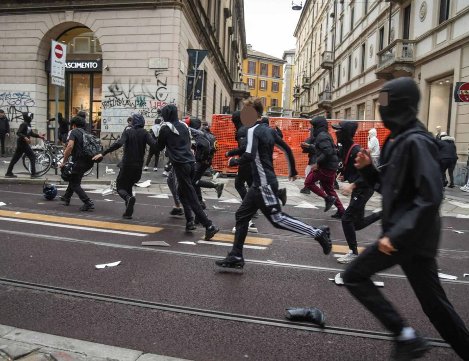 Leggi l'articolo: Chi è "l'avvocata rossa" che attacca i poliziotti: vuole far liberare i maranza