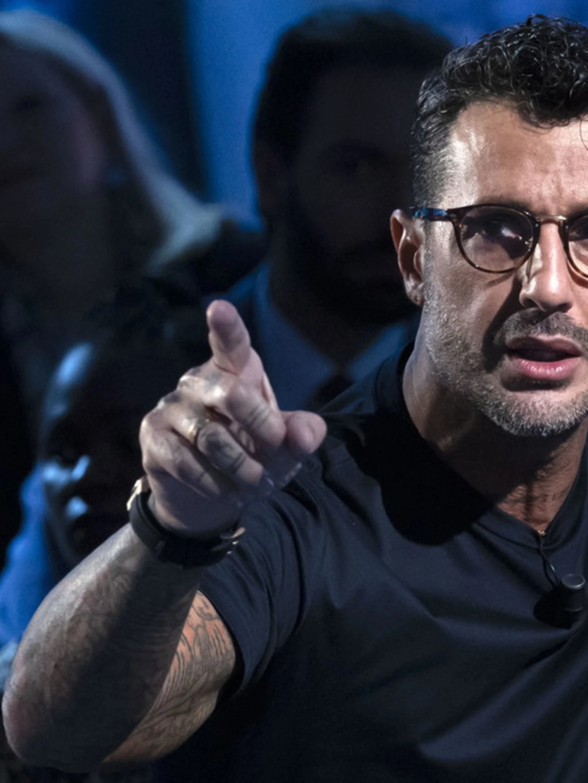 "Una coincidenza?": sfregio al Papa morto, Corona travolto