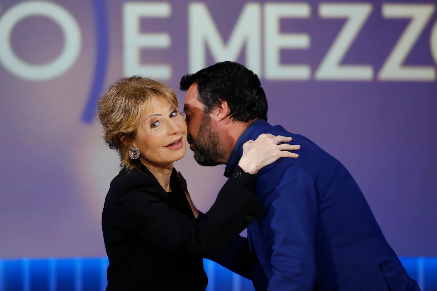 Otto e mezzo, Matteo Salvini va in studio e bacia Lilli Gruber: guardate la faccia di Lady La7