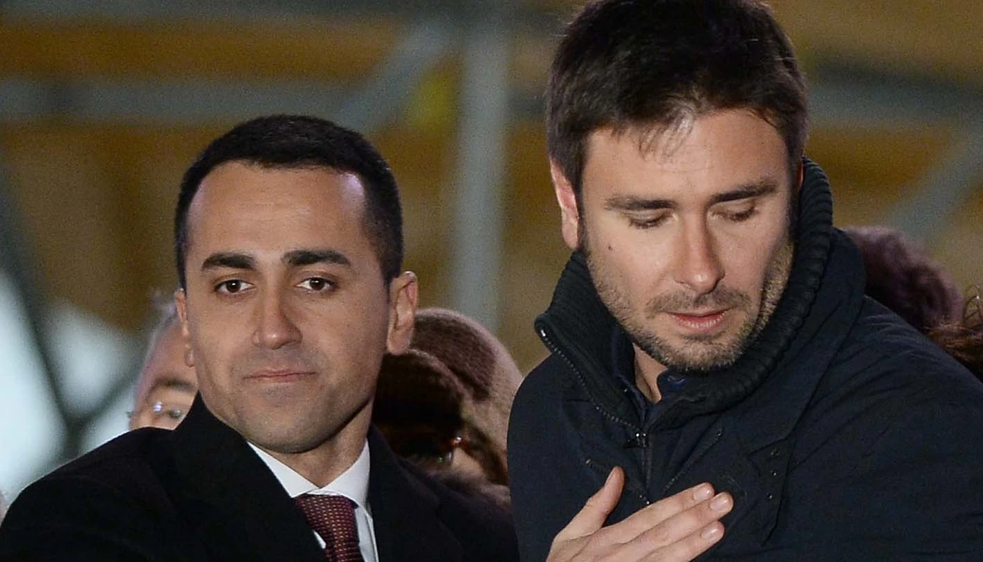 Alessandro Di Battista massacrato su Facebook da Luigi Di Maio: "Ora basta, chi pubblica libri..."