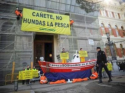 Ambiente, 12 attivisti di Greenpeace fermati dalla polizia a Madrid