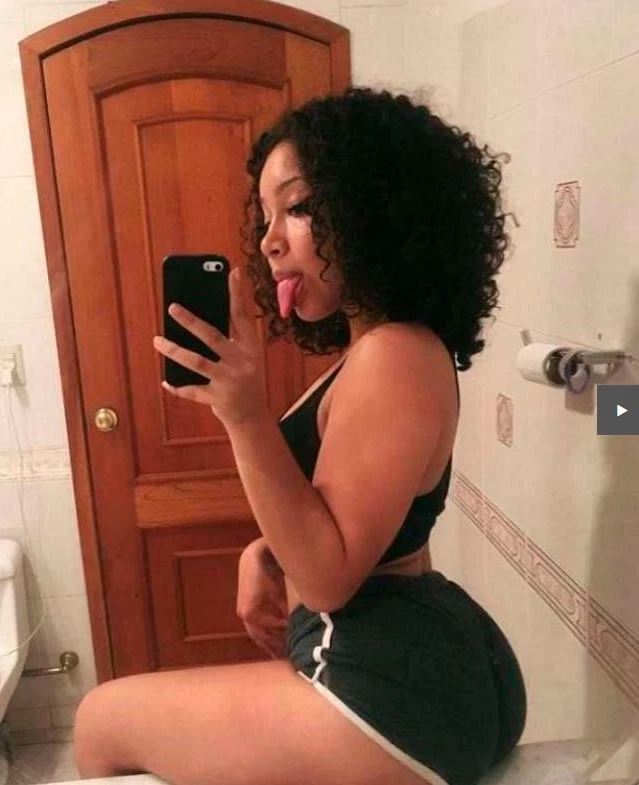 Paula, il selfie in bagno fa il giro del mondo: un disastro, notate niente di strano nella foto?