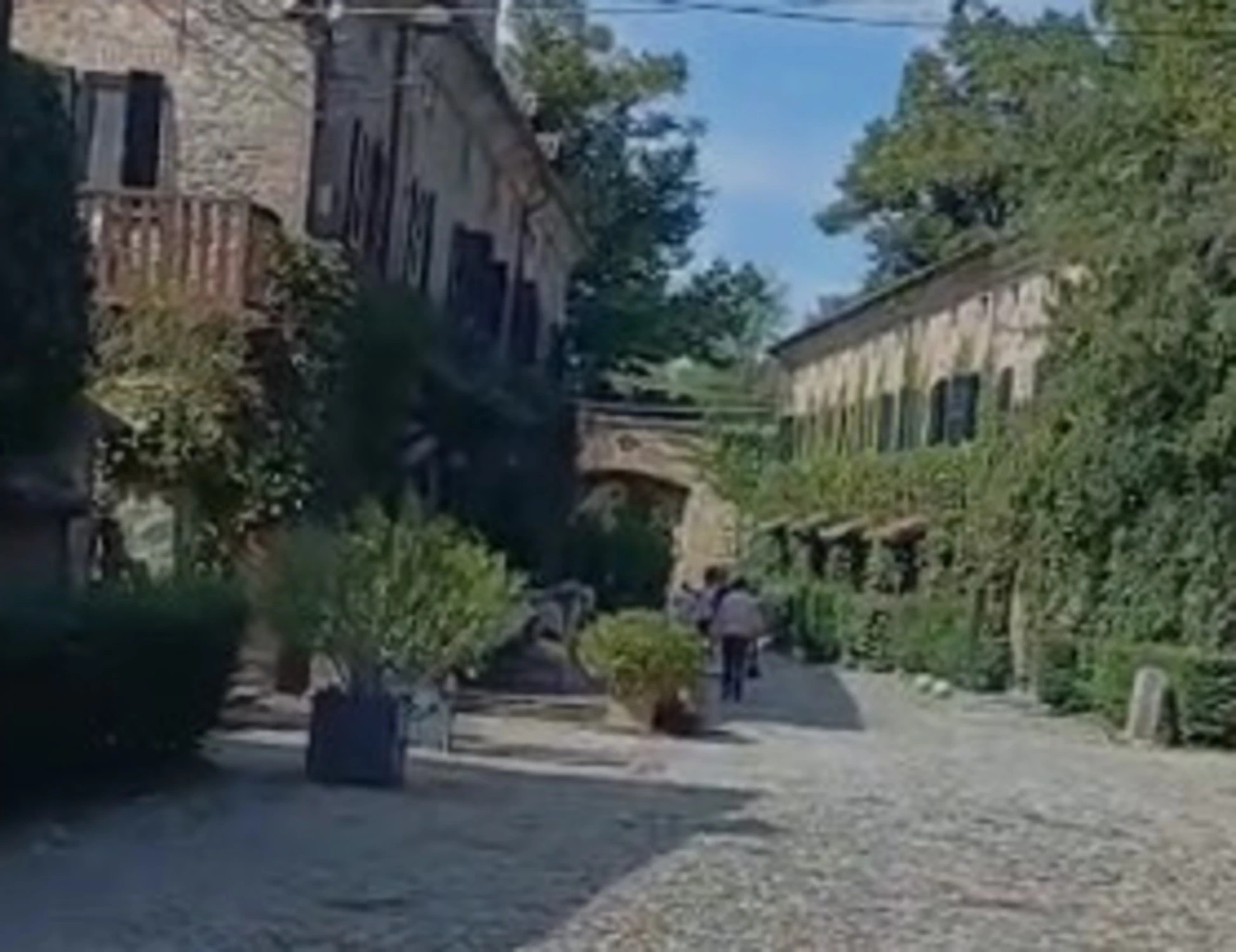 Giorgio Armani, esclusiva Libero: funerali e tomba a Rivalta, potrebbe cantare Mengoni